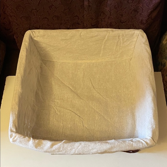 Square Wicker Basket with Cream Liner and Lid, perfect for fresh fruit 🍎 - Picture 2 of 4